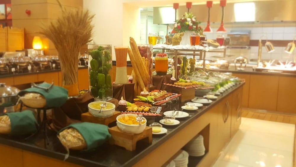 Hilton Garden Inn Tabuk Exteriör bild