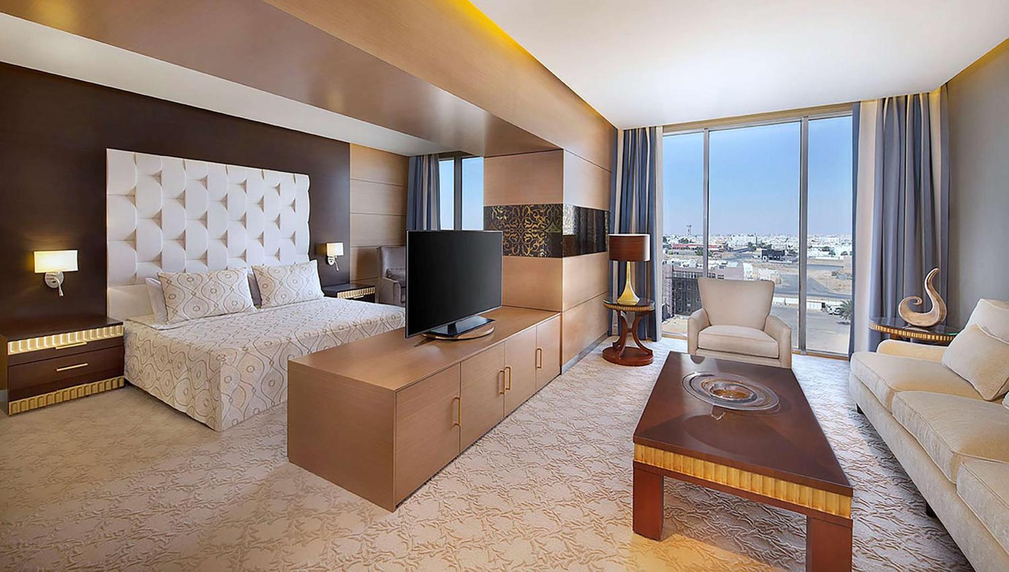 Hilton Garden Inn Tabuk Exteriör bild