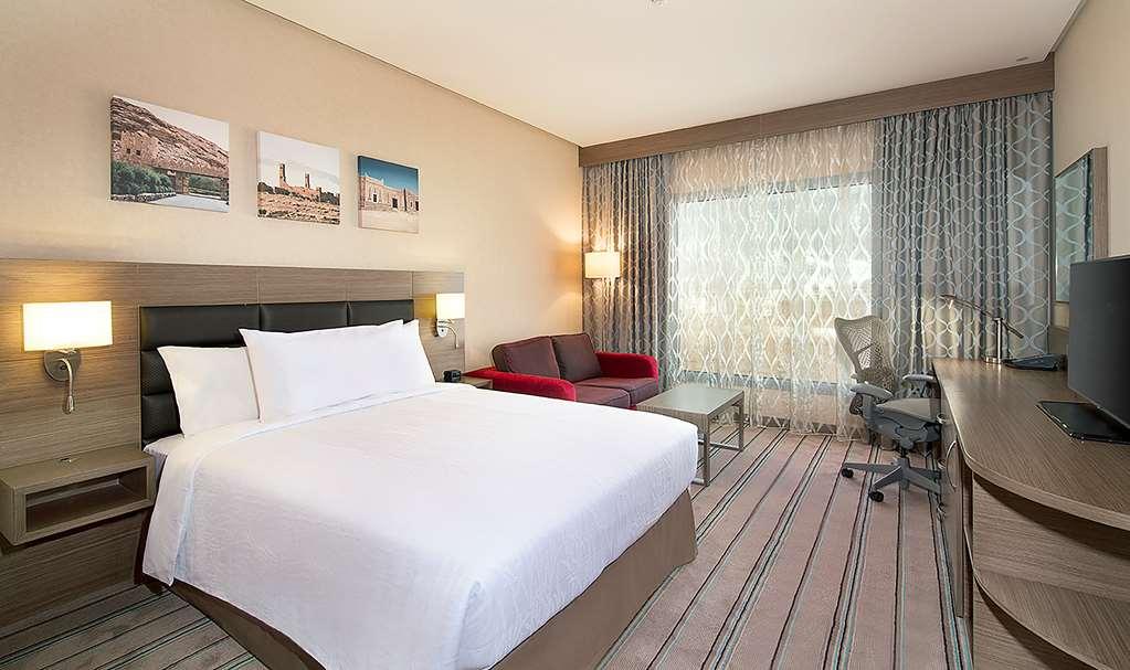 Hilton Garden Inn Tabuk Rum bild