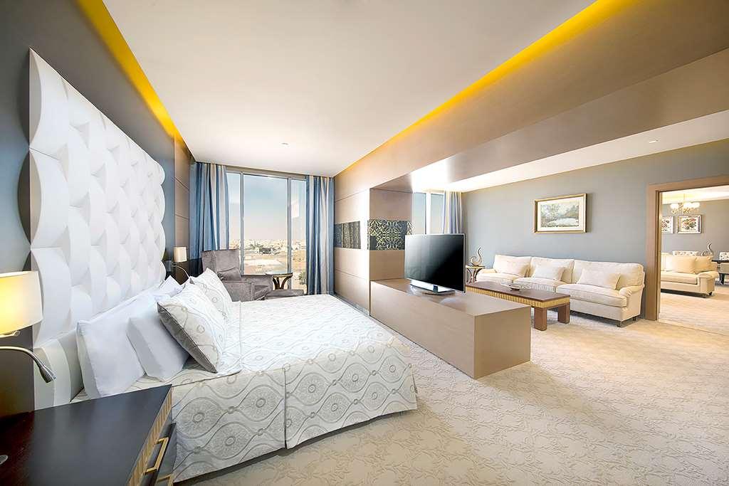 Hilton Garden Inn Tabuk Rum bild