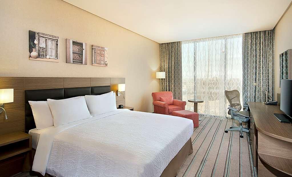 Hilton Garden Inn Tabuk Rum bild